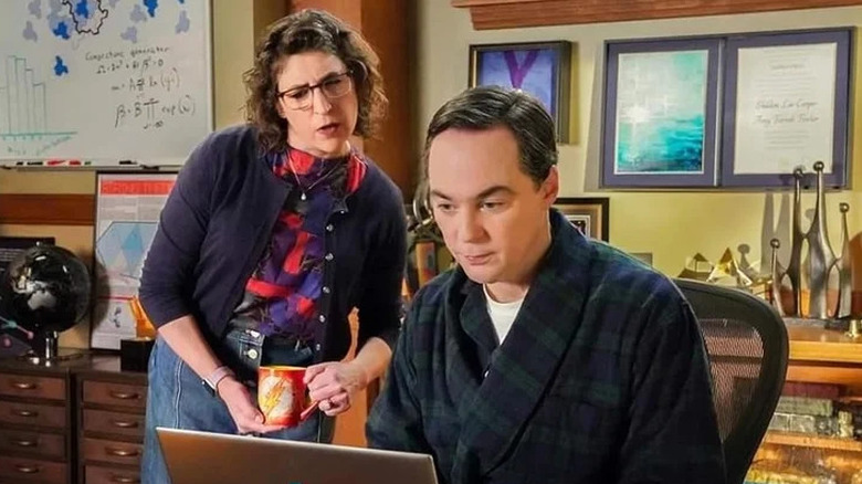 Mayim Bialik's Amy Farrah Fowler and Jim Parsons' Sheldon Cooper looking at a computer screen on Young Sheldon