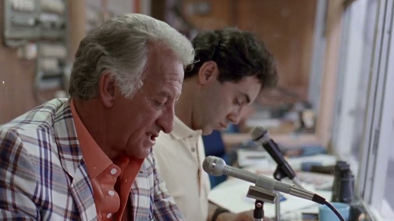 Bob Uecker menyeringai sebagai Harry Doyle di Major League