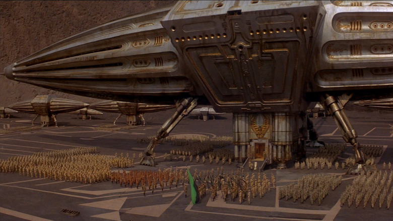 A large starship with hundreds of people lined up outside as seen in the 1984 version of Dune