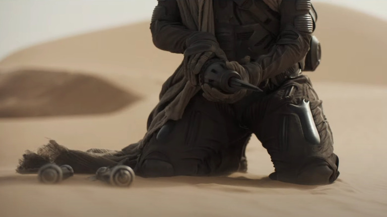 Kynes activating a thumper in Dune (2021)