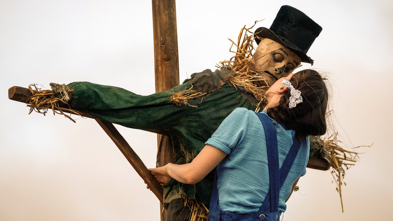 Mia Goth and a scarecrow in Pearl