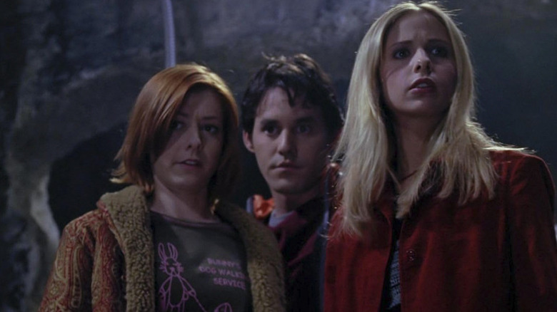 Buffy dan Willow di latar depan dalam bidikan dari Buffy the Vampire Slayer