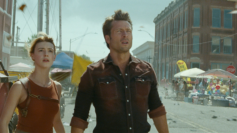 Daisy Edgar-Jones and Glen Powell stare at a tornado in Twisters