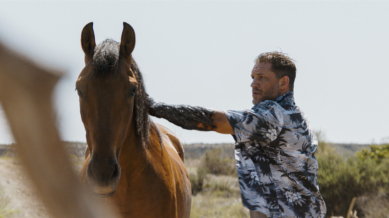 Tom Hardy como Eddie Brock/Venom hiere a un caballo en Venom: The Last Dance