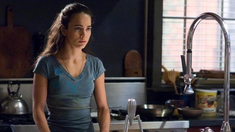 Alice Braga in kitchen I Am Legend