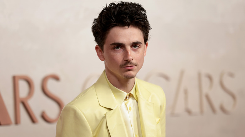 Timothee Chalamet in a yellow costume in academy prizes