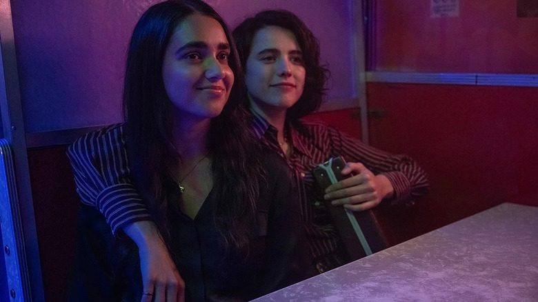 Geraldine Viswanathan, Margaret Qualley, Bonecas Drive-Away