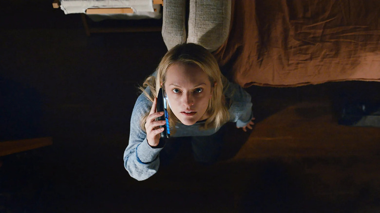 The Invisible Man, Elisabeth Moss with phone