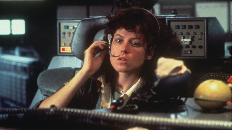 Sigourney Weaver sebagai Ellen Ripley mengendalikan pesawat luar angkasa Nostromo di Alien