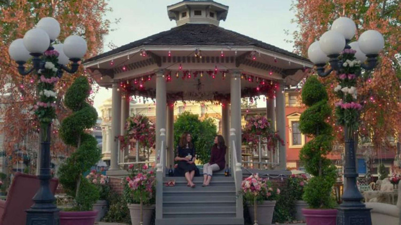 Lauren Graham als Lorelai und Alexis Bledel als Rory sitzen im Pavillon in Stars Hollow in Gilmore Girls: A Year in the Life