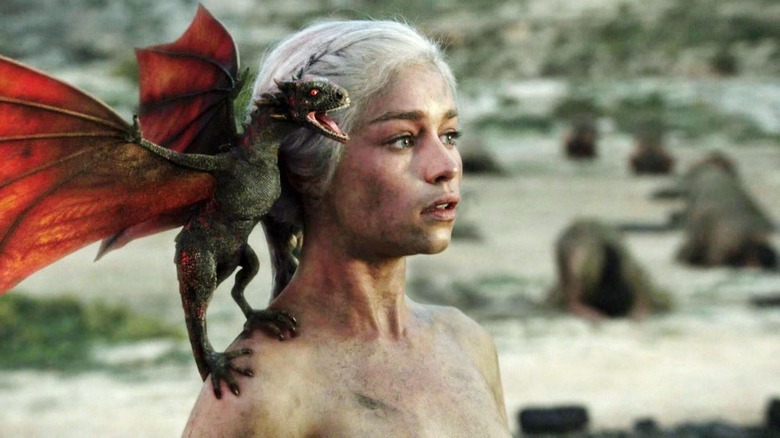 house-of-the-dragon-recast-daenerys-for-her-cameo-1722957654 Será que é Emilia Clarke como Daenerys no final da segunda temporada de The House Of The Dragon?