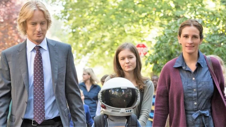 Nate, Via, and Isabel walking with Auggie (who has a space helmet on) in Wonder