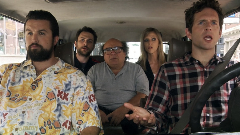 Rob McElhenney, Charlie Day, Danny DeVito, Kaitlin Olson e Glenn Howerton em Sempre faz sol na Filadélfia