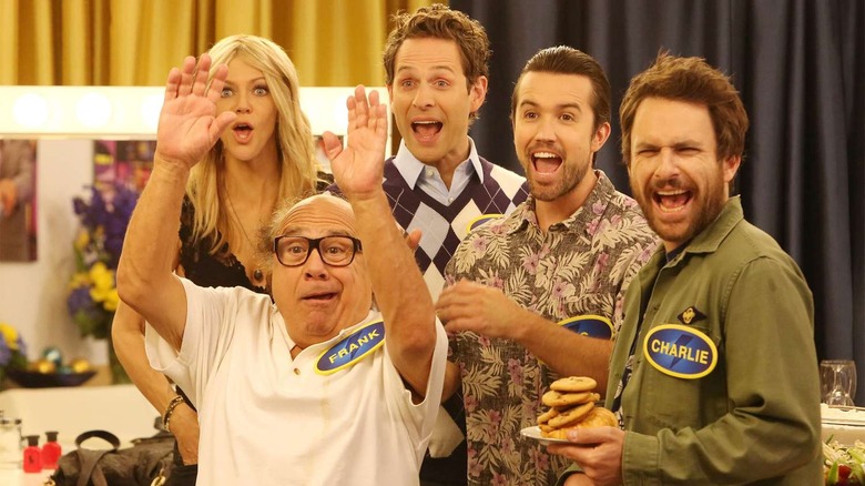 Danny DeVito, Kaitlin Olson, Glenn Howerton, Rob McElhenney e Charlie Day em It's Always Sunny in Philadelphia