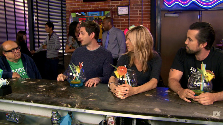 Danny DeVito, Glenn Howerton, Kaitlin Olson e Rob McElhenney em It's Always Sunny in Philadelphia