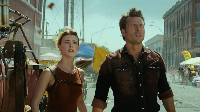 Kate (Daisy Edgar-Jones) and Tyler (Glen Powell) stare into the sky in Twisters