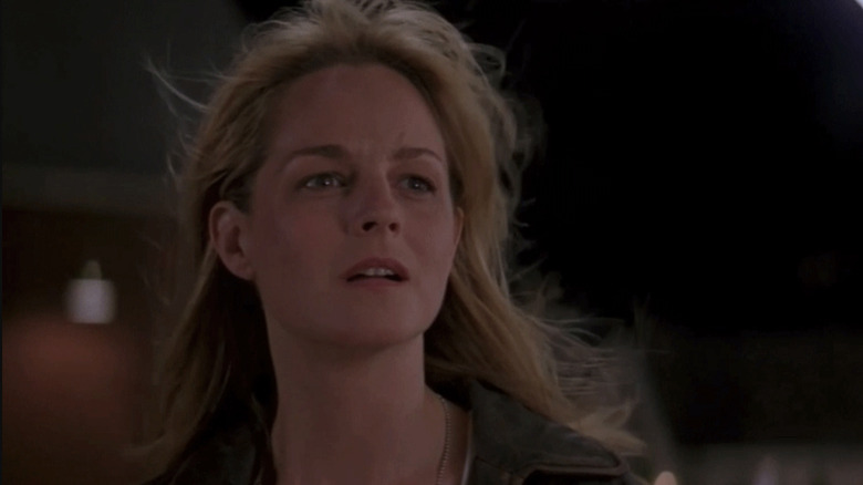 Helen Hunt olha para o céu noturno em Twister