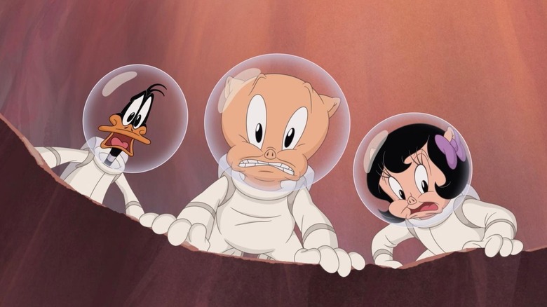 Daffy, Porky e Petúnia olhando em uma cratera durante o dia em que a Terra explodiu: um filme Looney Tunes