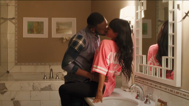 Jada Pinkett Smith as Lisa and Kofi Siriboe as Malik kissing in Girls Trip