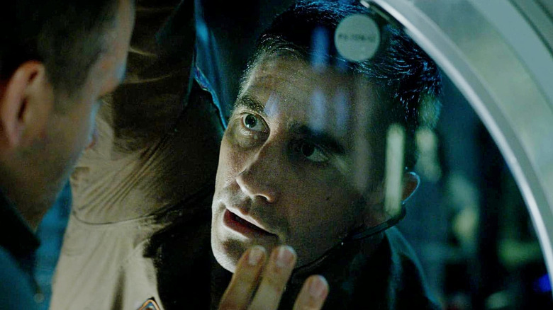 David Jordan (Jake Gyllenhaal) looking through the glass to Rory Adams (Ryan Reynolds) in life