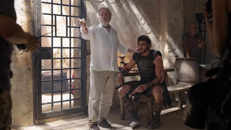 Ridley Scott dirige a Paul Mescal en una escena de Gladiator II