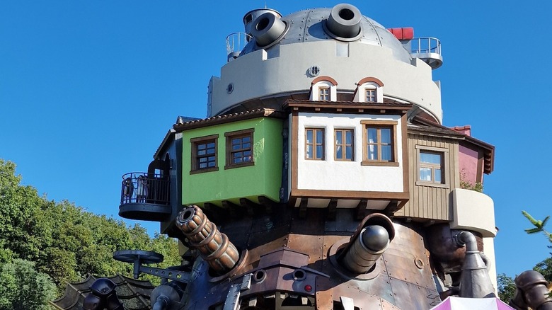 Una réplica a tamaño real del Castillo Ambulante de Howl en el Museo Ghibli