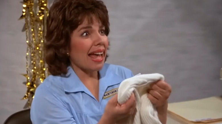 Evie the Cleaning Lady menerima hadiah dari George di Seinfeld.