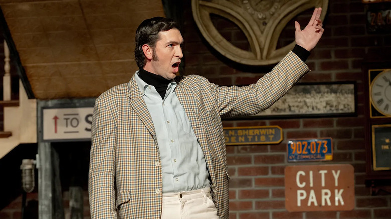 Nicholas Braun como Andy Kaufman em Sábado à Noite