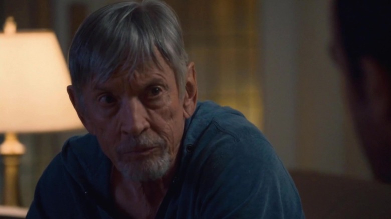 Kevin Garvey Sr. Scott Glenn terlihat serius di Kevin Jr (offscreen) Justin Theroux di Leftovers di The Leftovers