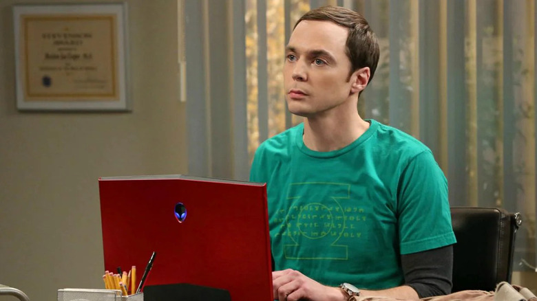 Sheldon olhando de seu computador em The Big Bang Theory