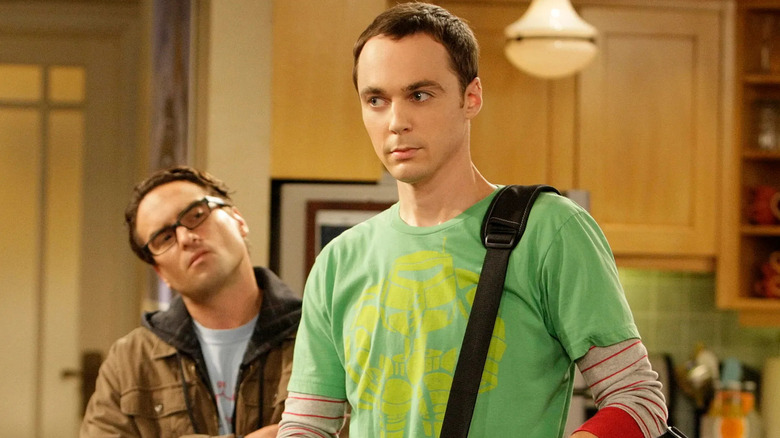 Sheldon com Leonard atrás dele em The Big Bang Theory