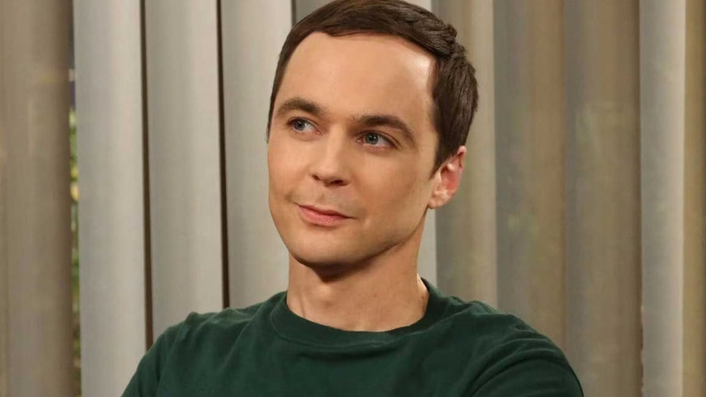 Sheldon sorrindo