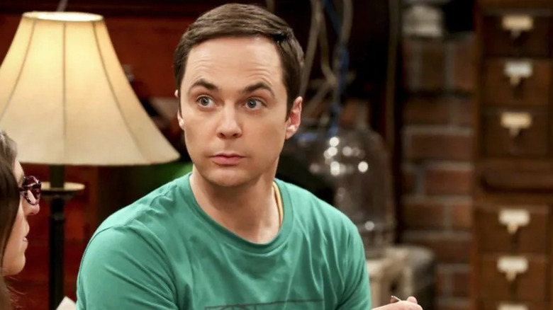 Sheldon sobrancelhas levantadas