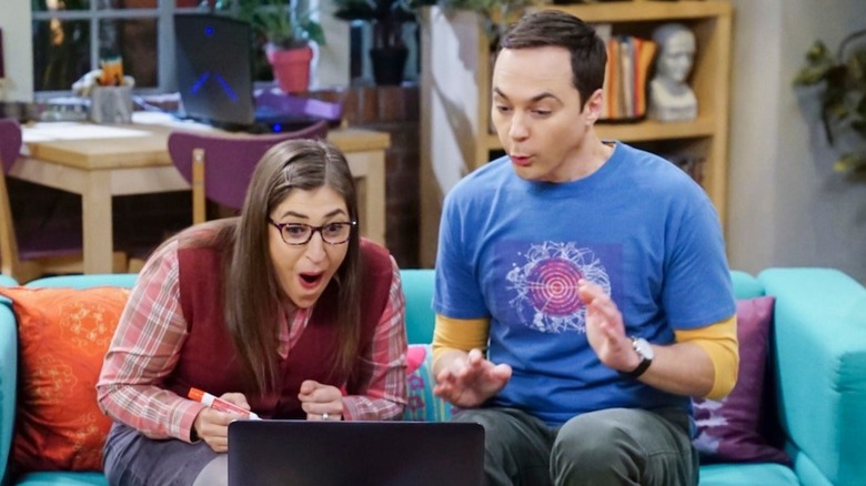 Amy and Sheldon watching something on a laptop on The Big Bang Theory