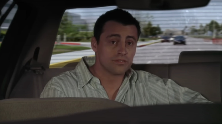 Joey de Matt LeBlanc parece chocado na parte de trás de um táxi em Joey