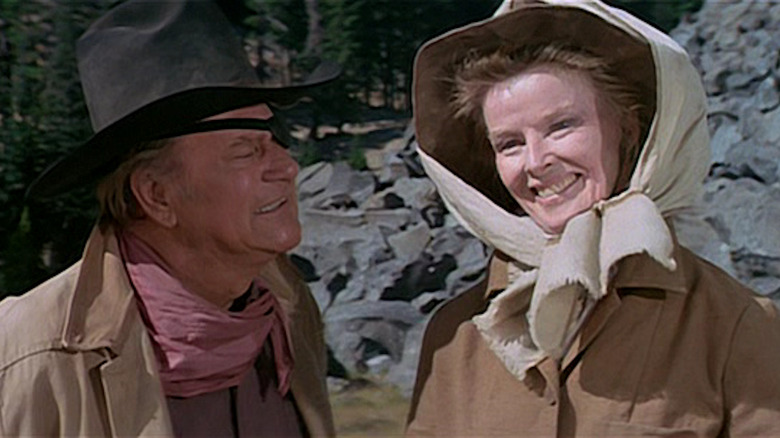 John Wayne como Rooster Cogburn Barks em Katharine Hepburn como Miss Eula Goodnight em Rooster Cogburn