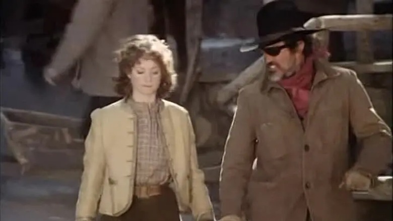 Warren Oates como Rooster Cogburn conversa com Lisa Pelikan como Mattie Ross em True Grit: Uma outra aventura