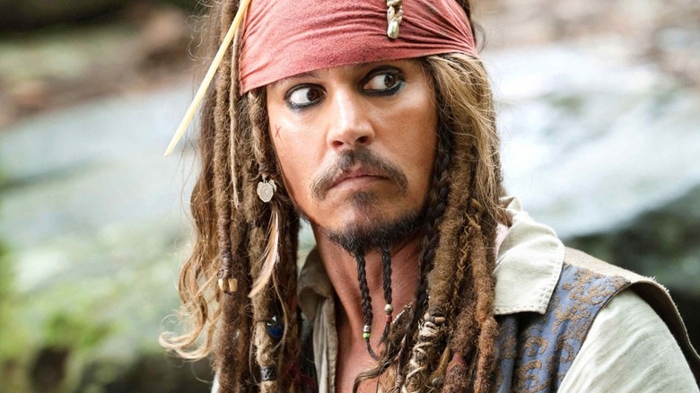 El Capitán Jack Sparrow de Johnny Depp parece sorprendido en Piratas del Caribe: En Mareas Misteriosas