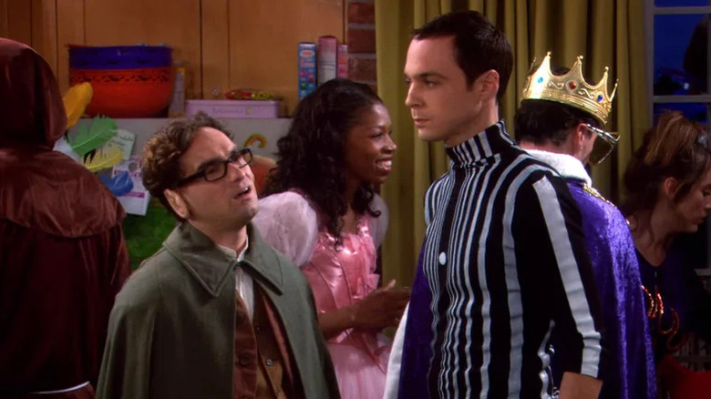 Leonard Hofstadter, de Johnny Galecki, e Sheldon Cooper, de Jim Parsons, em uma festa de Halloween na teoria do Big Bang