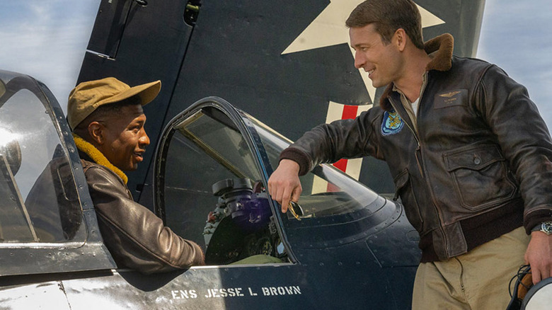 Jonathan Majors as Jesse Brown and Glen Powell as Tom Hudner in Devotion