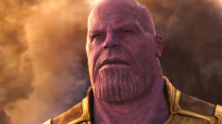 Thanos olhando para o horizonte em Guerra Infinita