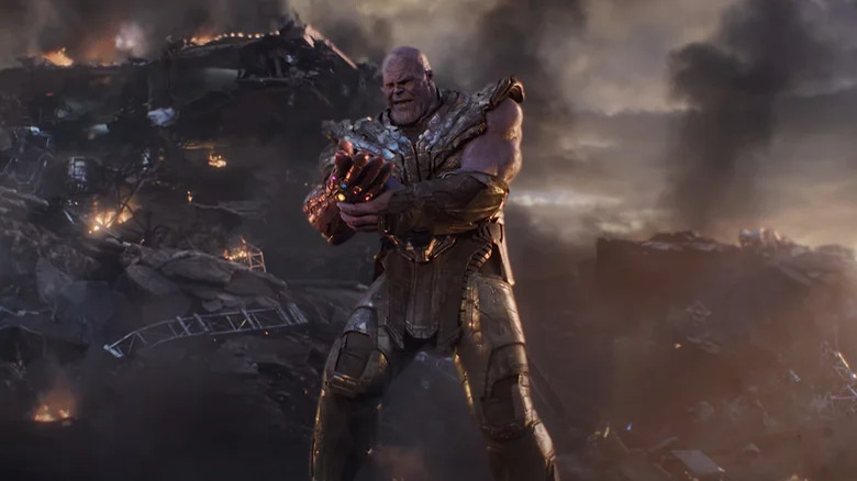 Thanos trzymający Rękawicę Nieskończoności na środku pola bitwy w Avengers: Endgame