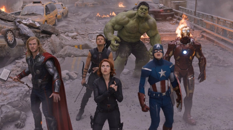 Chris Hemsworth, Jeremy Renner, Scarlett Johansson, Mark Ruffalo, Chris Evans, and Robert Downey Jr. in The Avengers
