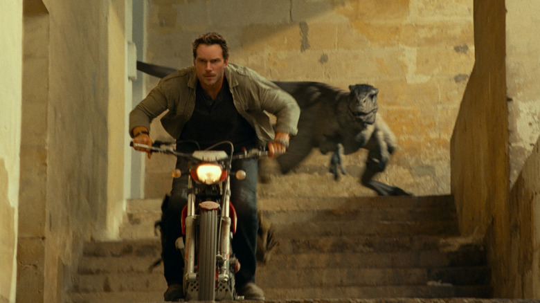 Jurassic World Dominion pratt on bike escaping raptor