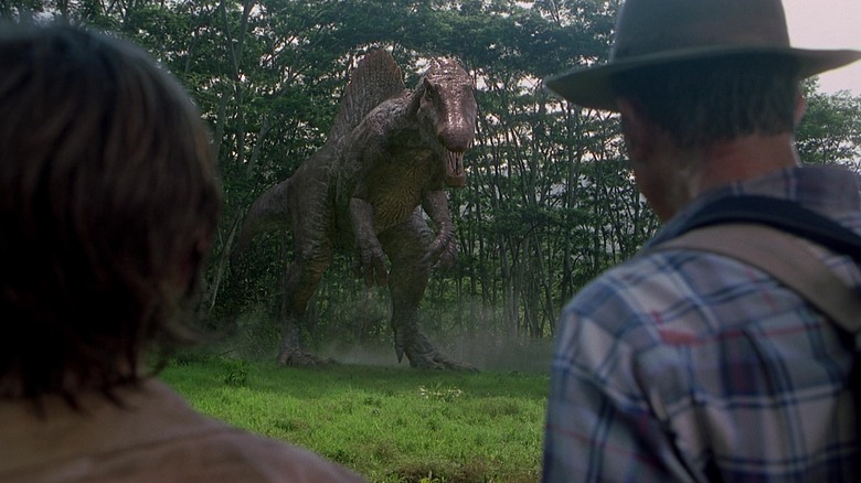 Dr. Grant e seus associados olham para um espinossauro em Jurassic Park 3