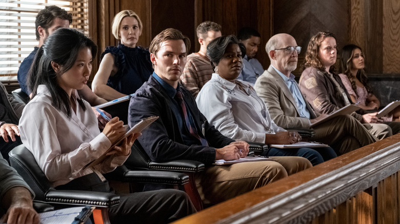 Nicholas Hoult, Leslie Bibb y Adrian C. Moore y J. K. Simmons en la sala del jurado en el caso del jurado n.° 2