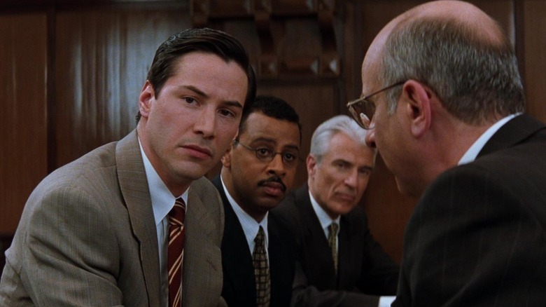 Keanu Reeves, Ruben Santiago-Hudson e George Wyner em O Advogado do Diabo