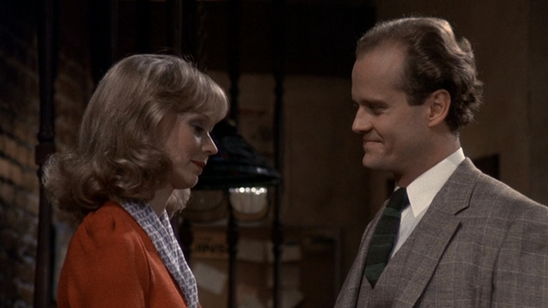 Diane Chambers y Frasier Crane están uno frente al otro en el bar Cheers en Cheers.