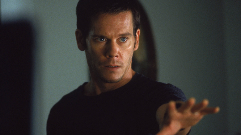 Os filmes de terror favoritos de Kevin Bacon são perfeitos para assistir no Halloween