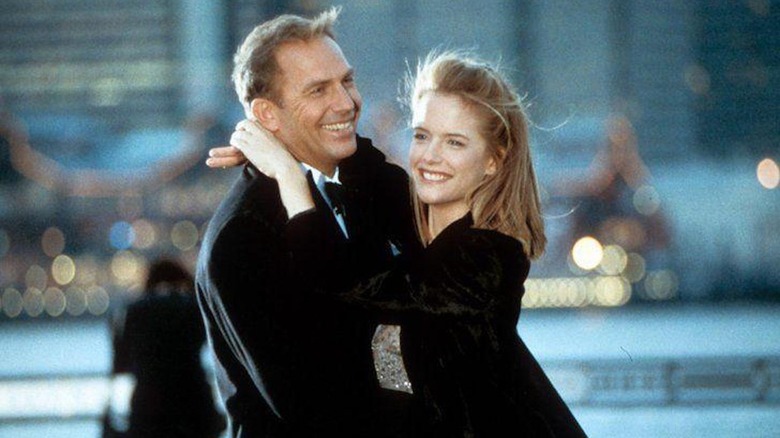 Kevin Costner als Billy Chapel und Kelly Preston als Jane Aubrey umarmen sich in „Aus Liebe zum Spiel“.